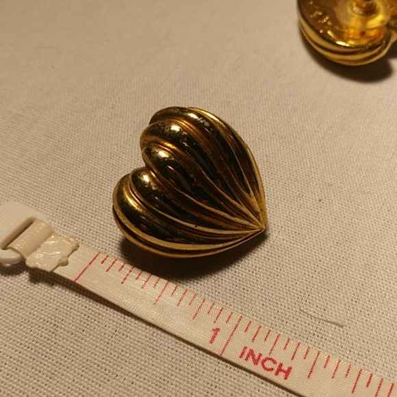 Vintage Avon Bold Heart Pierced Earrings - Picture 4 of 6